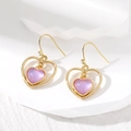 Détail de boucles d'oreilles dorées avec cœur violet et accent en zircon blanc - Boucles d'Oreilles Coeur Violet avec Zircon