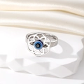 Détail du design de pétale de fleur creux et de la perle œil bleu sur une bague en argent - Taille 17 / Argent Fleur Creuse