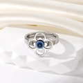 Bague vintage argentée trèfle creux avec œil bleu sur fond en soie blanche élégante - Taille 17 / Argent Quatre Yeux Ronds