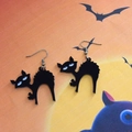 Details von Halloween-Ohrringen aus schwarzem Acryl mit Katzen auf Mondhintergrund - Biegende Katze (Kreuzhaken)