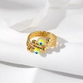 Dettaglio anello dorato a più strati con perline Evil Eye gialle e fasce testurizzate - Occhio Giallo