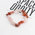 Bracciale elastico bohémien con frammenti di quarzo rosa naturale e corniola - Pietre Rosa Chiaro e Giallo Marroni
