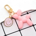 Dettaglio portachiavi a forma di cane palloncino rosa opaco con gancio dorato e smiley - Cane Palloncino Rosa E Faccia Sorridente