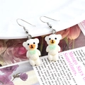 Gros plan de boucles d'oreilles ours en résine blanche avec nœud papillon menthe - Blanc Cassé Ours