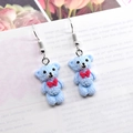 Boucles d'oreilles ours bleu en résine avec nœuds rouges sur carte - Ours Bleu