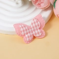 Detail eines rosa karierten Stoff-Schmetterlings für DIY-Haarspangen und Kleidung - Rosa
