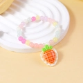 Detalle de pulsera de cuentas de macaron con un lindo colgante de zanahoria en bandeja - Colgante de Zanahoria (#1)