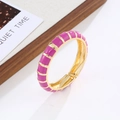 Primer plano detallado de brazalete esmaltado rojo rosa con baño de oro elegante - Oro+Magenta