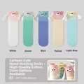 Nahaufnahme von fünf bunten Magnet-Socken mit 3D-Augen und Händchen haltendem Design - Einheitsgröße / Weiß Farbverlauf