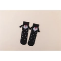 Detail der weihnachtlichen Magnetsocken mit 3D-Weihnachtsmann und weißen Schneeflocken - Einheitsgröße / Weihnachtsschwarz