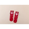 Detailansicht der roten Weihnachts-Magnetsocken mit Händchenhalten-Effekt und Schneeflocken - Einheitsgröße / Weihnachten Rot