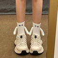 Chaussettes blanches magnétiques main dans la main avec des baskets beiges - Style Mains Aimantées Brodé / Blanc brodé