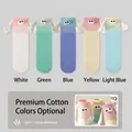 Chaussettes magnétiques de dessin animé tenant la main en blanc vert bleu et jaune - Style Dégradé 3D / Dégradé de Blanc