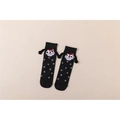 Chaussettes noires créatives tenant la main avec mains 3D et broderie Père Noël - Style Figurine de Noël / Noir de Noël