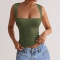 Top da yoga verde oliva attillato con scollo quadrato abbinato a jeans in denim azzurro - Verde militare / XS