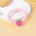 Pulsera de cuentas rosas para niños con un lindo colgante de fresa y hojas verdes - Colgante de Fresa Rosa (#12)