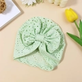 Ademende mintgroene baby tulband muts met grote strik van broderie anglaise stof - Lichtgroen