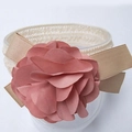 Vue macro d'une fleur en tissu rose et ruban champagne sur un bandeau pour bébé - Style 4
