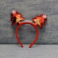 Detail eines roten Pailletten-Weihnachts-Haarreifs mit Schneeflocken und Schriftzug - Roter Weihnachtsbaum