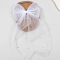 Lazo de novia de tul blanco con perlas y velo corto sobre una bandeja de madera - Blanco