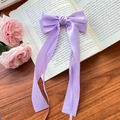 Barrette nœud en satin violet élégante avec de longs rubans sur fond de style vintage - Violet