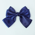 Barrette à cheveux avec nœud en satin bleu marine multicouche et éclat soyeux - Bleu foncé