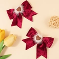 Set di 2 fermagli per capelli in velluto bordeaux con pompon bianchi e cuori di strass - Stile 2 (Rosso Vino)
