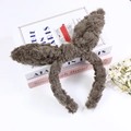 Cerchietto con orecchie di coniglio marrone in peluche per lavaggio viso e trucco - caffè