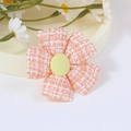 Handgefertigte orange-weiße Karo-Tweedblume mit gelber Knopfmitte für DIY-Mode - Orange Weiß Kariert