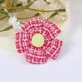 Handgefertigte rot-weiße Tweed-Blume als Accessoire mit gelbem Knopf für DIY-Projekte - Rot Weiß Kariert