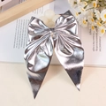 Eleganter silberner Haarschmuck mit Schleife und langen Bändern für Damenmode - Silber