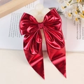 Eleganter großer tiefroter Metallic-Haarschleifen-Clip mit langen Bändern auf Magazin - Rot