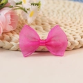 Lazo de organza rosa fucsia para accesorios de pelo sobre fondo decorativo trenzado - Rosa intenso