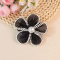 Flor de malla negra hecha a mano con perlas blancas para accesorios de pelo y decoración DIY - Negro