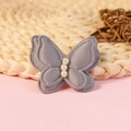 Elegante accesorio de mariposa en satén gris de doble capa con tres perlas centrales - Gris (#1)