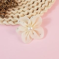 Elegante crème mesh bloem accessoire met strasstenen en een imitatie parel detail - Broken Wit (Stijl 7)