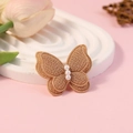 Goud geborduurde vlinder haaraccessoire met witte parels en 3D-bloemendetails - Goud