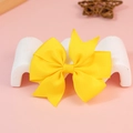 Fiocco in nastro grosgrain giallo vibrante per capelli bimba su base bianca - Giallo