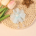 Lichtblauwe organza zonnebloem accessoire met een parel en verfijnde parel franjes - Lichtblauw