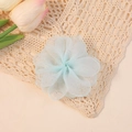 Elegante accessorio floreale in organza azzurra multistrato su sfondo di pizzo vintage - Azzurro