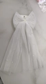 Detalle de lazo de tul blanco para novia con adornos de perlas sobre fondo de mármol - Velo de Novia con Lazo de Perlas Blancas (1) / Blanco