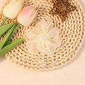 Beige mesh bloem accessoire met parel centrum en elegante hangende kwastjes - Beige