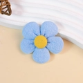 Blaue Stoffblume mit gelber Knopfmitte für DIY-Bastelarbeiten und Kopfschmuck - Blau mit Gelbem Zentrum