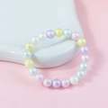 Dettaglio di un braccialetto con perle di acrilico satinato da 8mm in colori pastello - Mix Rosa Perla (#1)