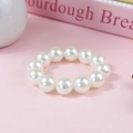 Elegante pulsera de perlas blancas vintage francesas con grandes cuentas sobre fondo rosa - 14mm