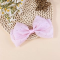Detailansicht der rosa doppellagigen Organzaschleife mit Glitzer auf rustikaler Matte - Rosa (Stil 1)