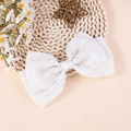 Fiocco per capelli in tessuto bianco con paillettes argentate su tappeto intrecciato - Grande Fermaglio a Fiocco con Paillettes / Bianco