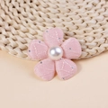 Detalle de flor de tela rosa acolchada con perla central y pequeños diamantes - Rosa (#1)