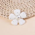 Accesorio de flor blanca de tela con cinco pétalos, strass plateados y perla central - Blanco (#3)