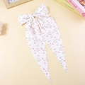 Dettaglio di un lungo fiocco per capelli in chiffon bianco con cuori rosa e stelle - Stampa Cuore e Stella Rosa (#6)